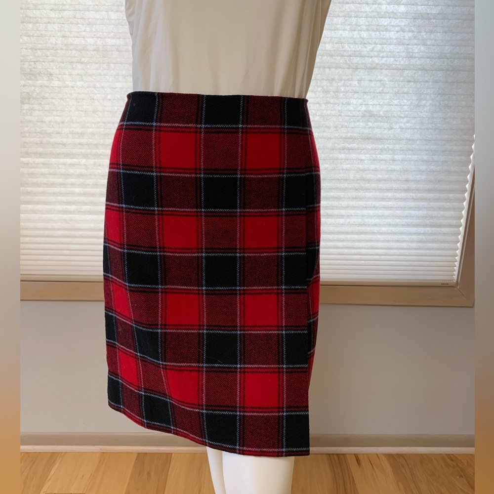 Talbots Petites Women’s 55%Wool Plaid Skirt. Like New. Size 10P Red/Blac…
